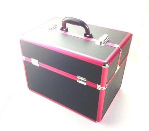Műkörmös bőrönd metál pink és fekete színben